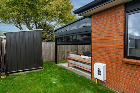 Modern, low-maintenance townhouse in convenient location - Photo 4