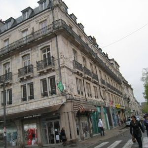 À louer / Appartement F3 / BESANCON CENTRE VILLE - BAS DE BATTANT 2 place Jouffroy Droite - Photo 1