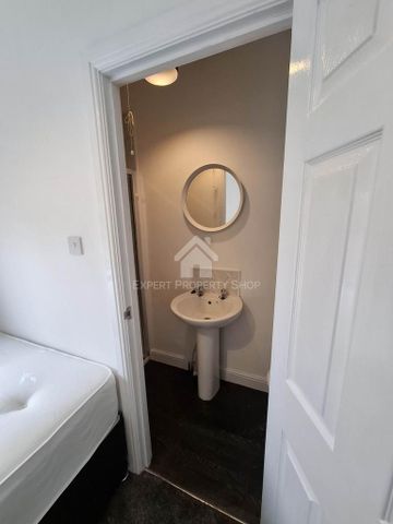 1 bedroom in a house share to rent - Photo 2