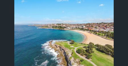 Spacious Two-Bedroom Apartment Featuring a Bright Sunroom - Photo 2