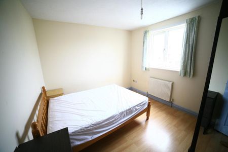 4 bedroom end of terrace house to rent - Photo 4