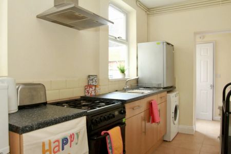 St Leonards Road (3 bed) - Photo 2