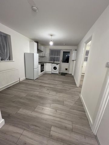 3 bedroom flat to rent - Photo 3
