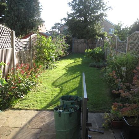 Clandon Avenue, Egham, Surrey, TW20 8LP - Photo 4