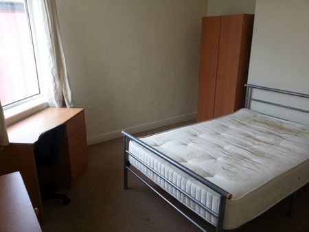 5 Bedroom Student House - Photo 4