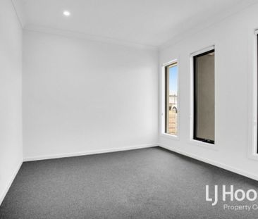 STUNNING FAMILY HOME IN FLAGSTONE WITH DUCTED AIR + QUALITY FINISHES! - Photo 3