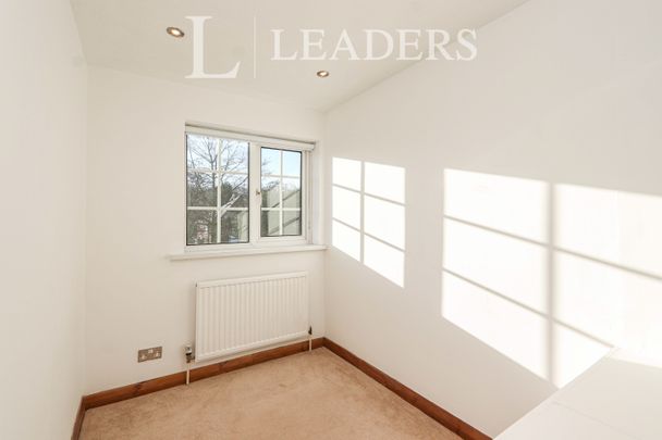 3 bedroom house to rent Normanton Spring Road, Sheffield, South Yorkshire, S13 - Photo 1