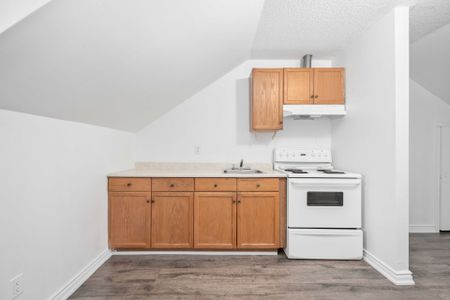 For Lease - 1 Grovepark Street, Richmond Hill, Ontario - Photo 4