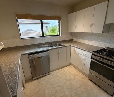 Spacious St Heliers 3-Bedroom, 2-Bathroom Home with Double Garage &... - Photo 5