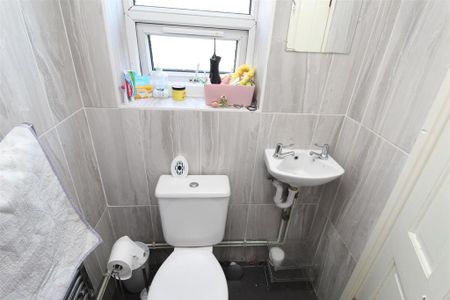 4 bedroom private hall to rent - Photo 3