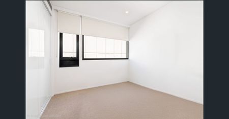 Smart Executive Living in the Heart of Lifestyle Central – Spacious, Fully Furnished Apartment - Photo 4