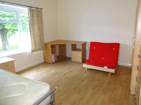 4 bedroom semi-detached house to rent - Photo 5