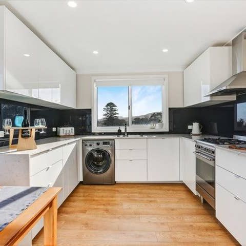 Fully Furnished Contemporary Apartment - Photo 1