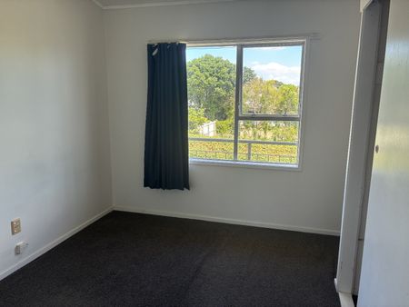 Nice and tidy great location - Photo 2