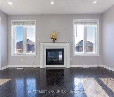 For Lease - 471 Kwapis Boulevard, Newmarket, Ontario - Photo 2