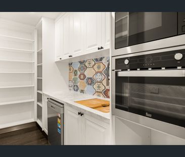 Luxury Penthouse in Greenslopes, Pool Maintenance Included - Photo 6
