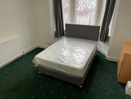 6 bedroom semi-detached house to rent - Photo 2