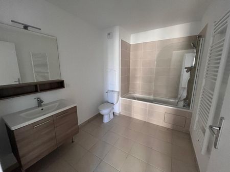 location Appartement T4 DE 78.4m² À BOBIGNY - Photo 2