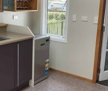 Close to town, 4 bedroom home - Photo 2