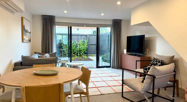 BEAUTIFULLY PRESENTED FULLY FURNISHED MODERN TOWNHOUSE IN PRIME LOCATION! - Photo 1