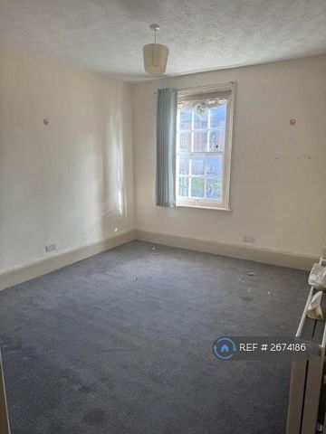 3 bedroom flat to rent - Photo 3