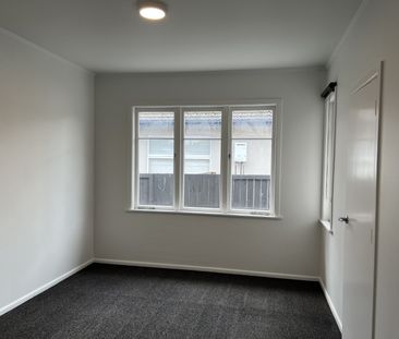 Freshly renovated 3 bedroom home. - Photo 2