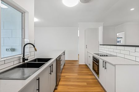 SPACIOUS FAMILY HOME IN SOUGHT AFTER EDMONTON! - Photo 4