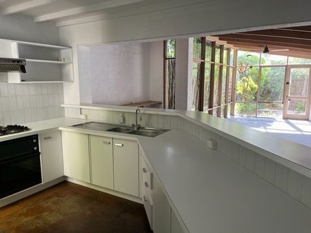 Charming and spacious - Photo 2