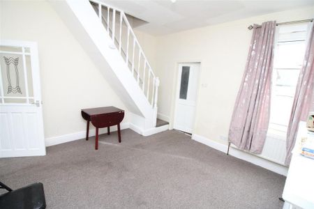 3 bedroom end of terrace house to rent - Photo 2