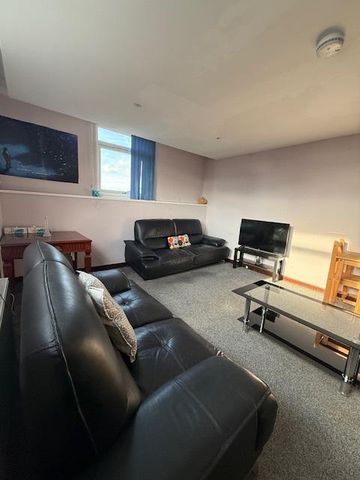 1 bedroom in a flat share to rent - Photo 2