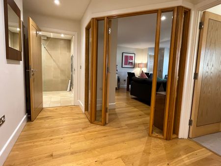 A well presented, one bedroomed apartment, situated on Chesterton Road with spacious living space and parking. Less than a mile walk in to Cambridge City Centre over picturesque Jesus Green. - Photo 4