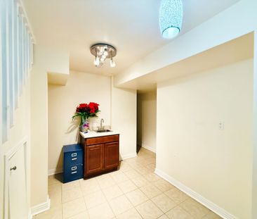 For Lease - 137 Laramie Crescent, Vaughan, Ontario - Photo 6