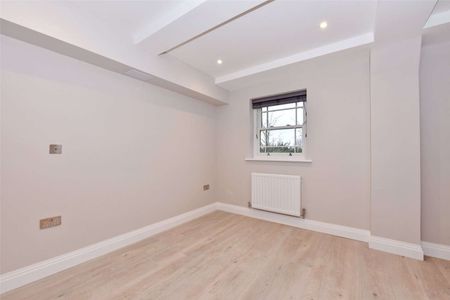 An immaculate one-bedroom top floor flat located in the heart of Marlow - Photo 4