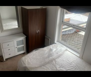 Room in a Shared House, Atherley Road, SO15 - Photo 2