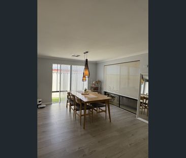 Comfortable Low Maintenance Living 3 Bedrooms, Double Garage & Larg... - Photo 2