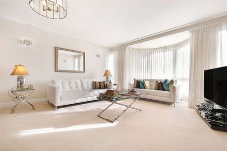 A three bedroom apartment on the second floor of a purpose built block in St Johns Wood - Photo 2