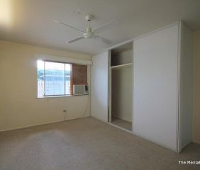 LARGE & SPACIOUS LIVING PLUS POOL - Photo 6