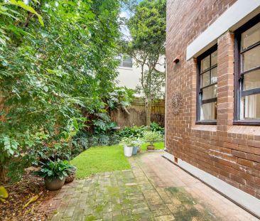 Charming art deco apartment with private access to garden courtyard - Photo 2