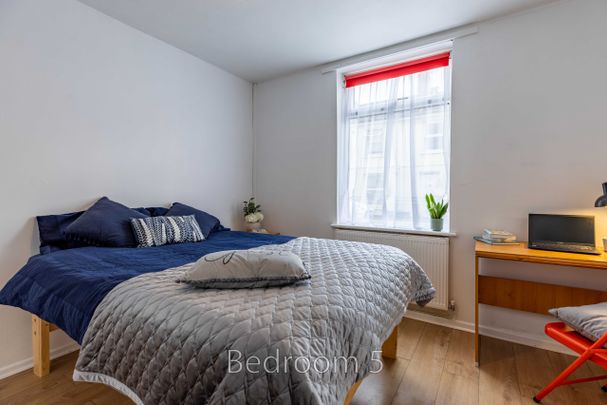 Room 5 - Photo 1