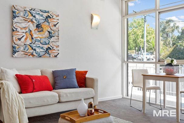 Stylish, sunlit apartment in the heart of Richmond - Photo 1