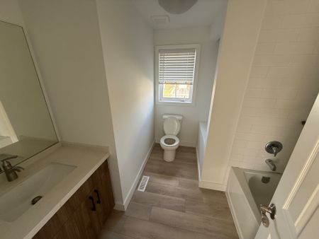 For Lease - 17 Hewitt Place, Barrie, Ontario - Photo 4