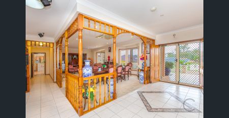 Large Low Set 4 Bedroom Home - Large 801m2 Block - Partly Furnished - Photo 4