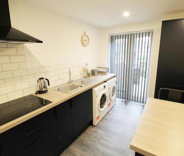 1 bedroom in a house share to rent - Photo 2