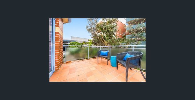 Comfortable Two-Bedroom Townhouse at the Heart of Maroubra - Photo 1