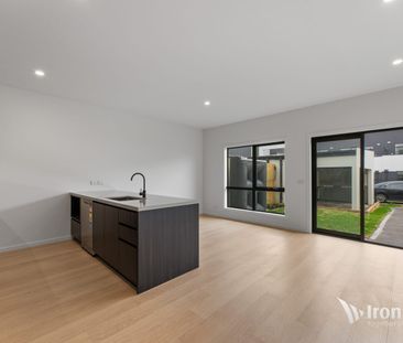 Brand New Home in Aurora Estate Modern, Bright & Convenient! - Photo 1