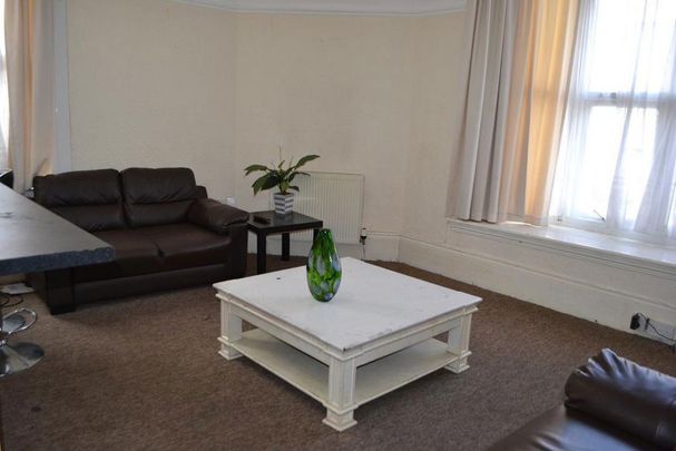4 bedroom flat to rent - Photo 1