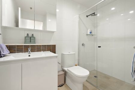 Modern One Bedroom Apartment in the Heart of Belconnen - Photo 4