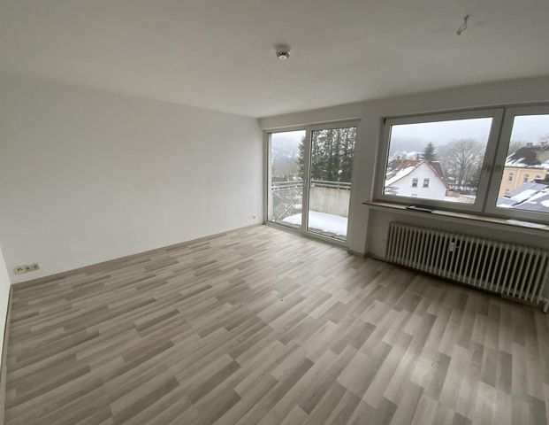 Einzugsbereite 3-Zimmer-Wohnung mit Balkon und neuem Badezimmer in Lüdenscheid-Brügge! - Photo 1