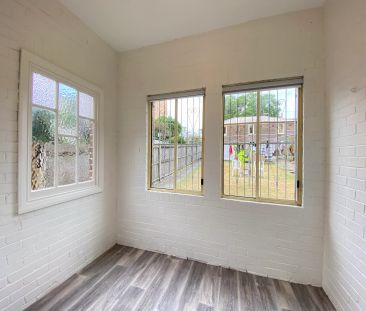 Renovated 2-Bedroom + Sunroom Apartment in Prime Location - Photo 6