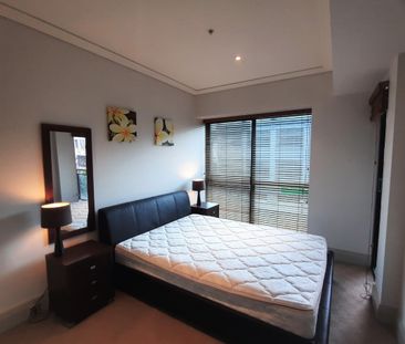 Cosy Viaduct Apartment with Carpark - Photo 2